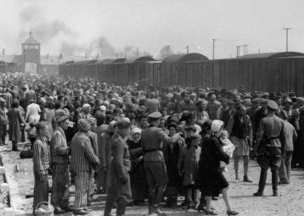 Razvrstavanje-madjarskih-Jevreja-po-dolasku-u-Ausvic-fotografija-iz-maja-ili-juna-1944.-godine-670x477